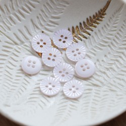 Lise Tailor - Daisy button