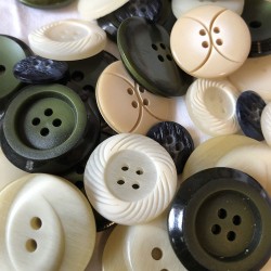 Buttons in bulk - 100gr - beige-green tones